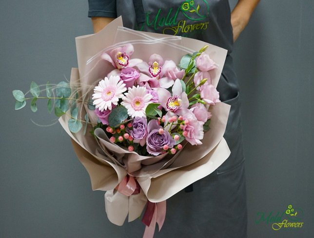 Buchet de trandafiri cu orhidee, gerbere și eustoma foto